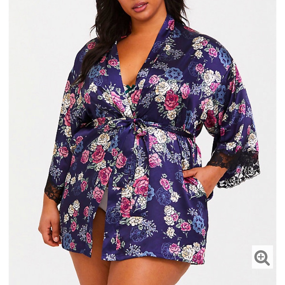 Torrid OUTLANDER SATIN & LACE ROBE Size 5